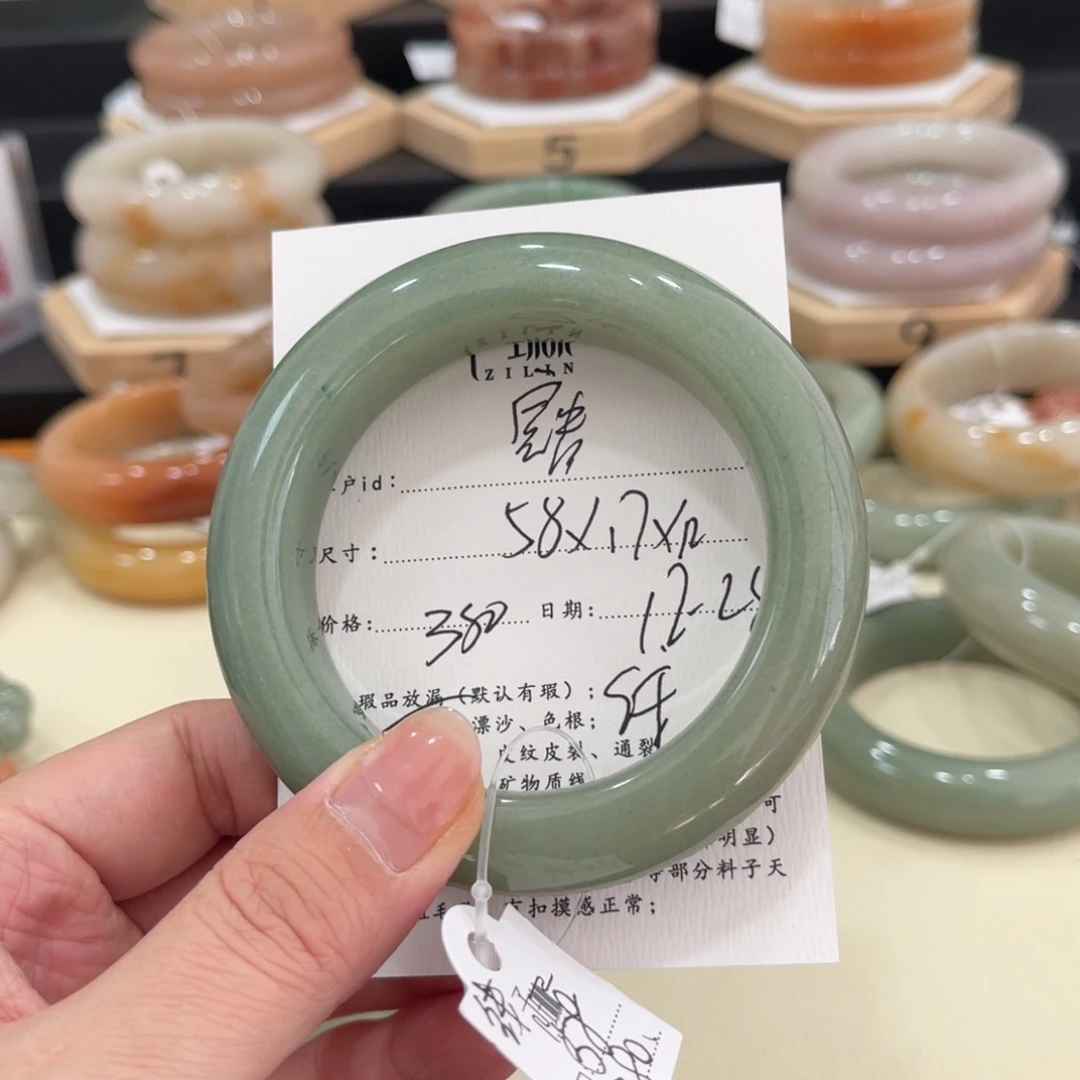 未镶嵌手镯石英质玉?**儿