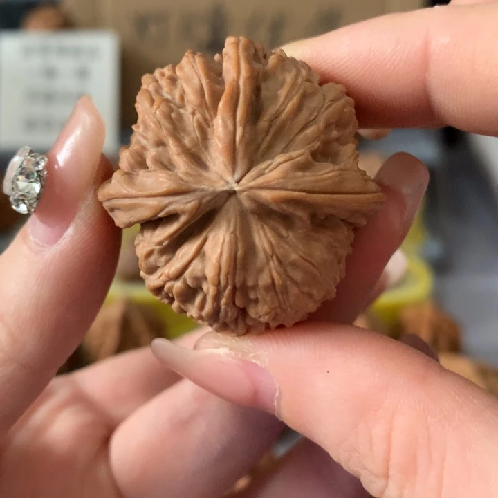 昊***宇文玩核桃吊坠异形单只，有瑕疵