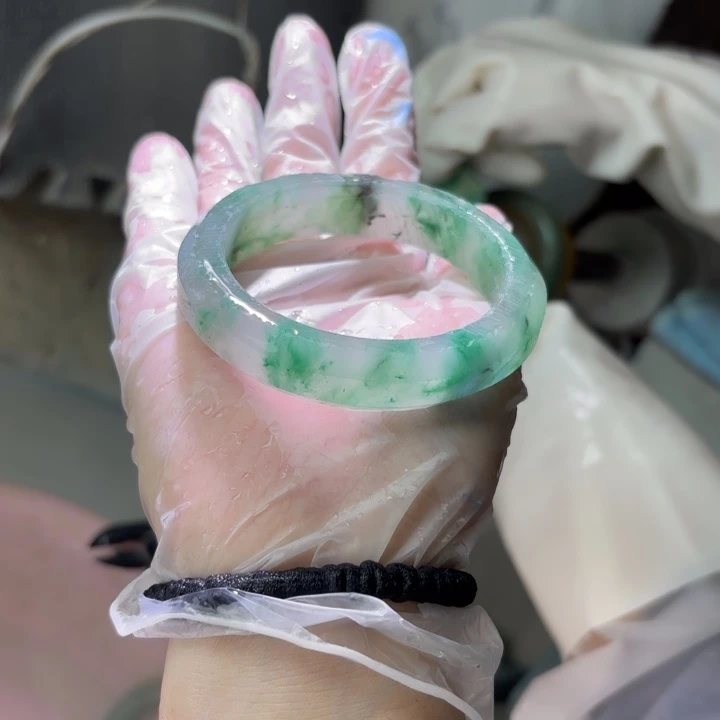 水***青石英质玉（非洲翠）未镶嵌手镯定制