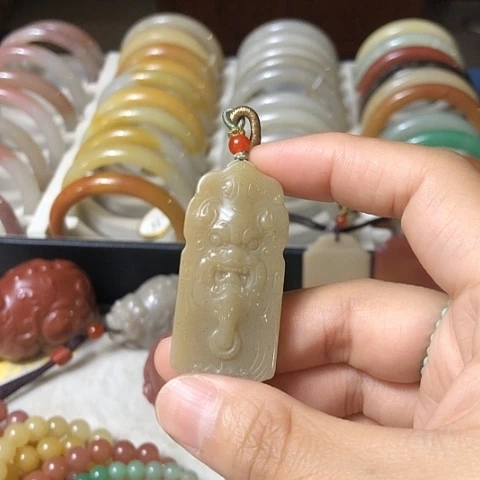 石英质玉未镶嵌颈饰