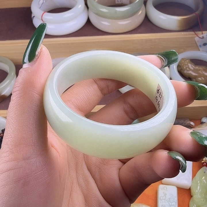 和田玉（糖玉）未镶嵌手镯