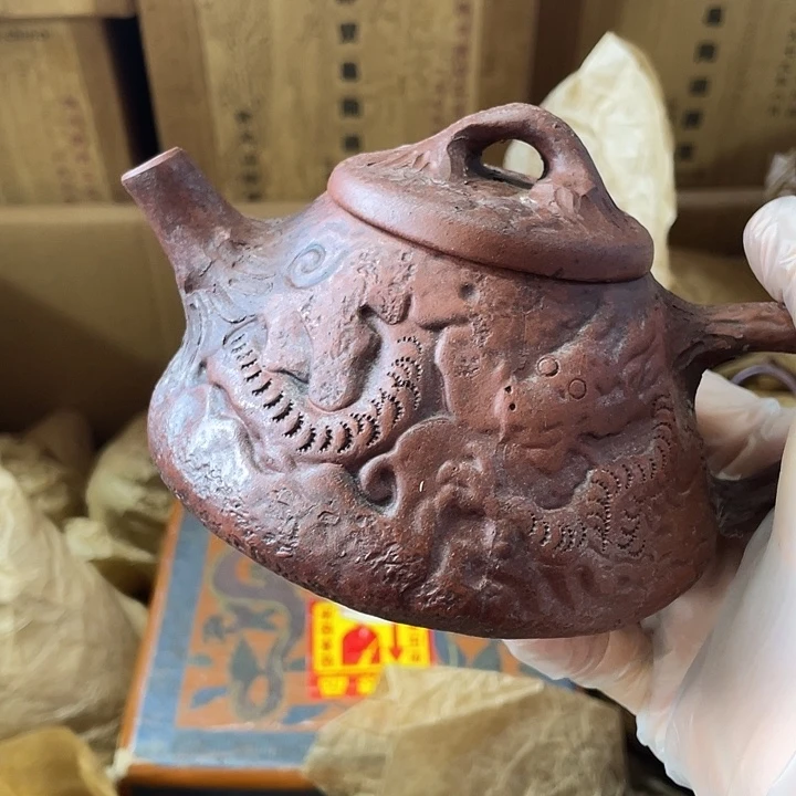 茶壶紫砂原矿泥料手工制作的一把紫砂壶。