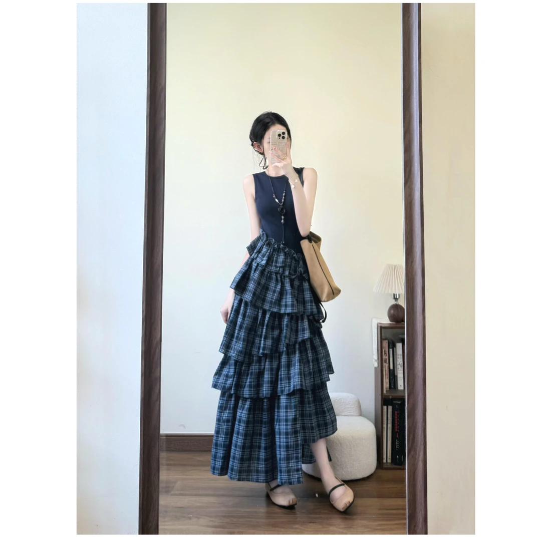 法式设计感蓝色格纹背心连衣裙2025夏季新款不规则荷叶边蛋糕长裙