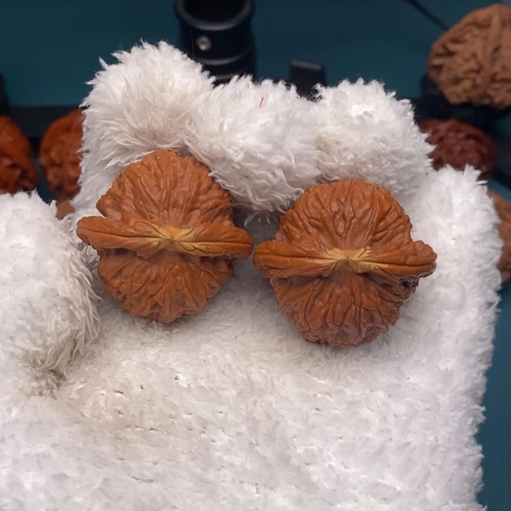 文玩核桃把件黄金顶闷白