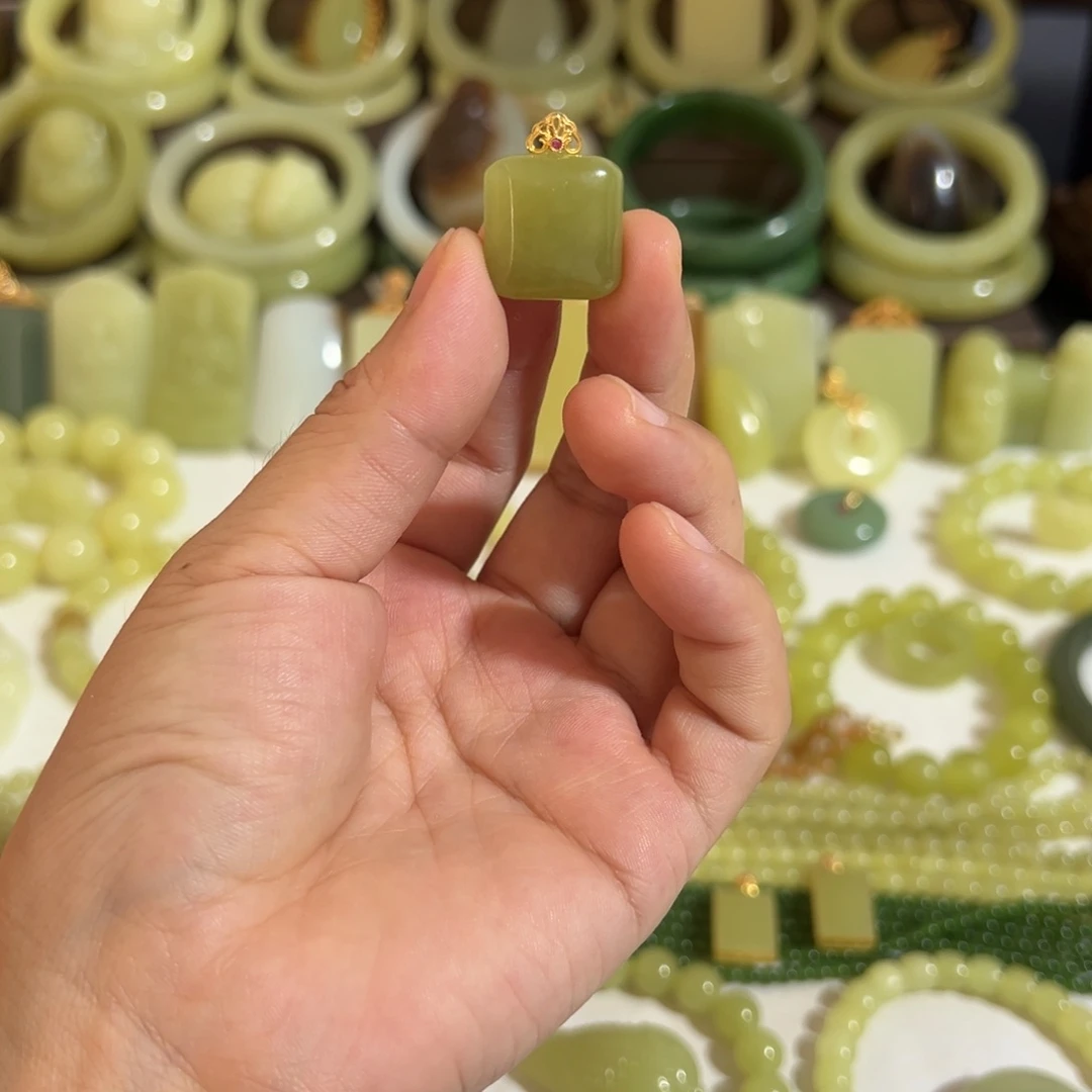 颈饰18K金镶嵌和田玉