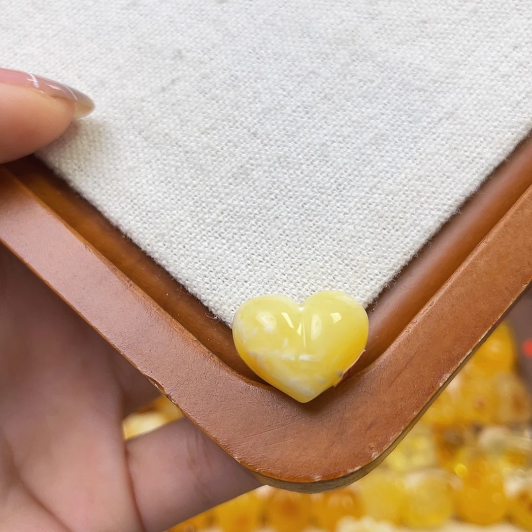 龍***琥珀未镶嵌裸石屁桃