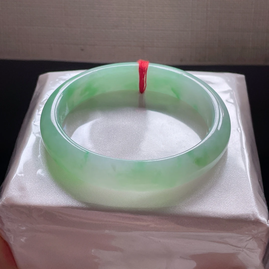 正品天然缅甸翡翠Ａ货 冰糯起胶绿底飘绿花53圈贵妃手镯 清新优雅