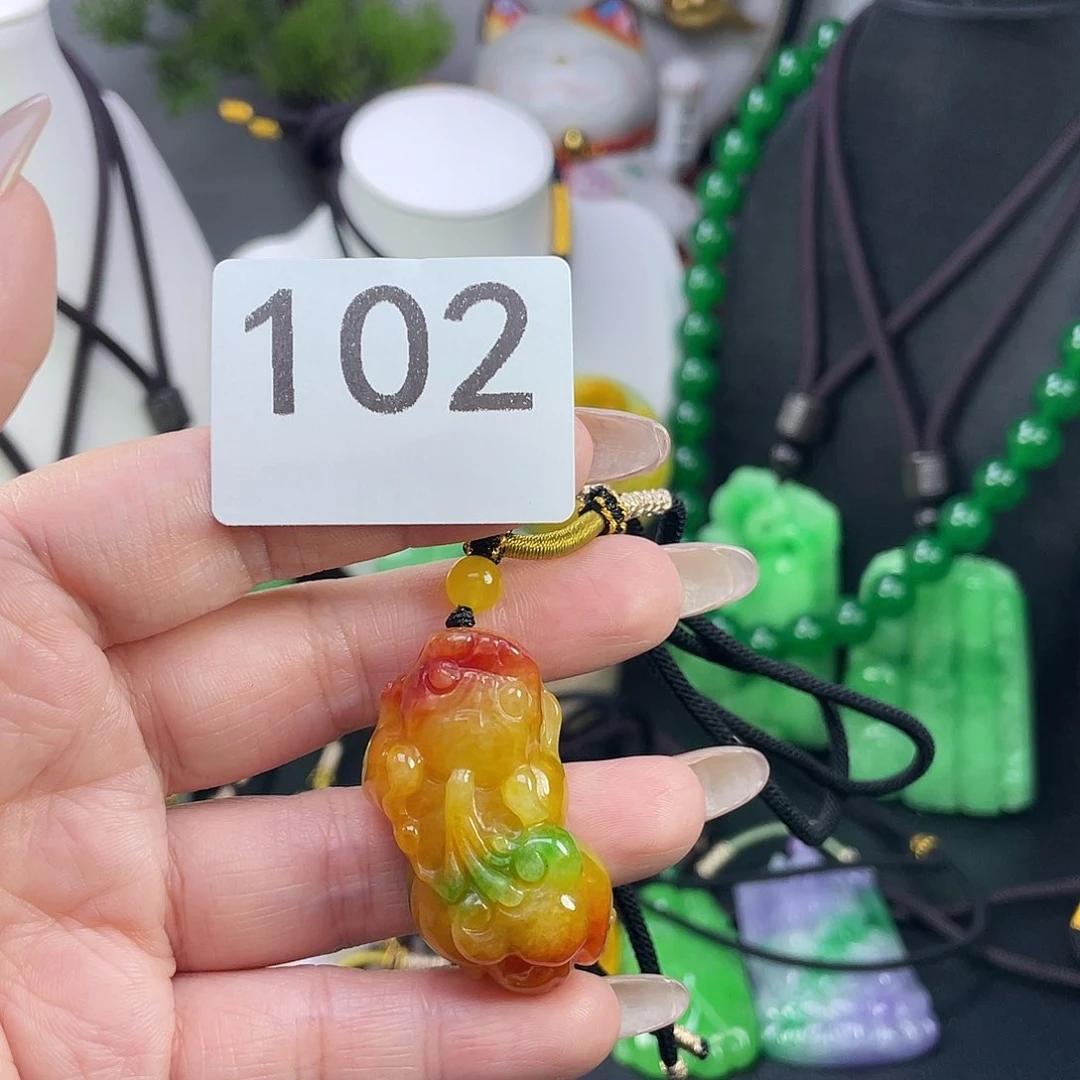 翡翠未镶嵌吊坠(赠链)