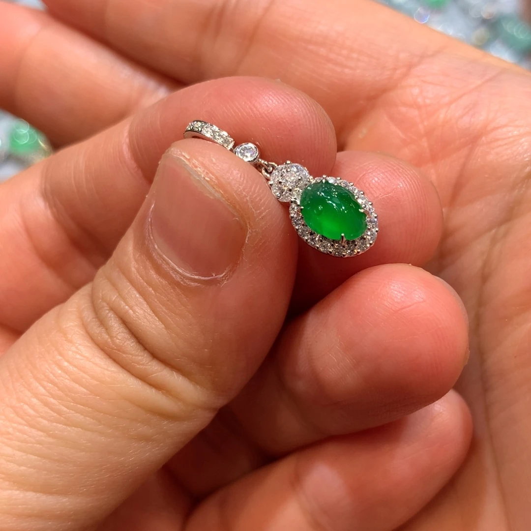 翡翠18K金镶嵌颈饰吊坠