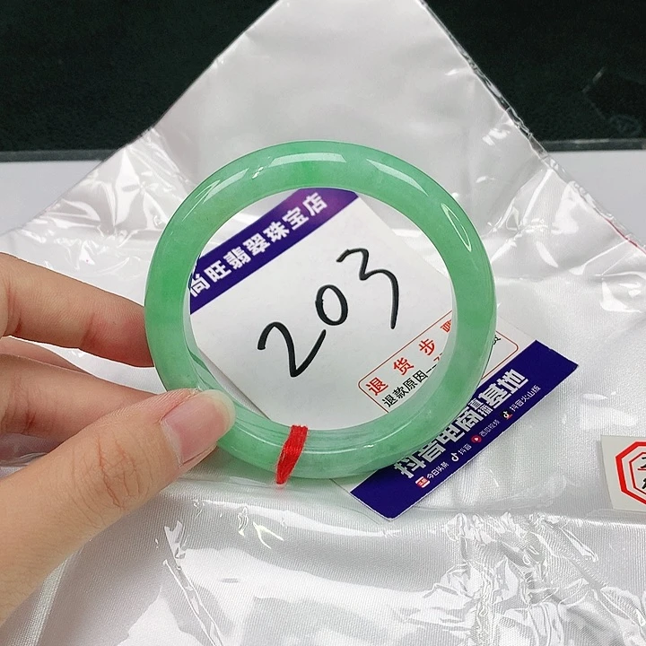 翡翠手镯未镶嵌翡翠12