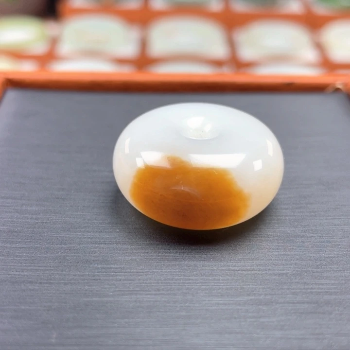 和田玉未镶嵌颈饰羊脂级别（糖白）