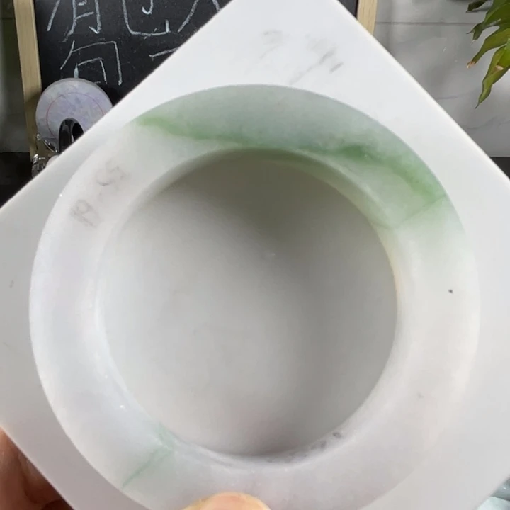 定制翡翠未镶嵌白底青