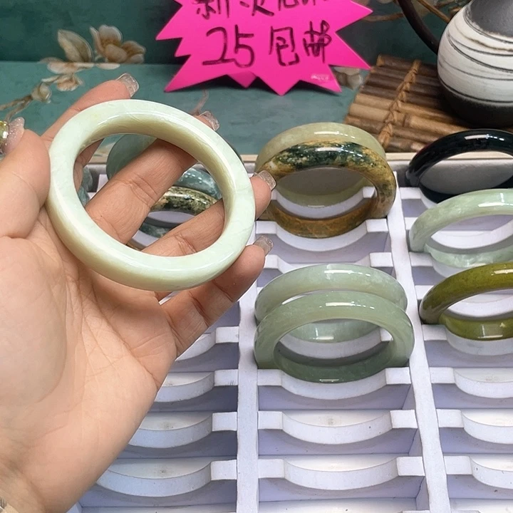 蛇纹石玉手镯未镶嵌冬**?