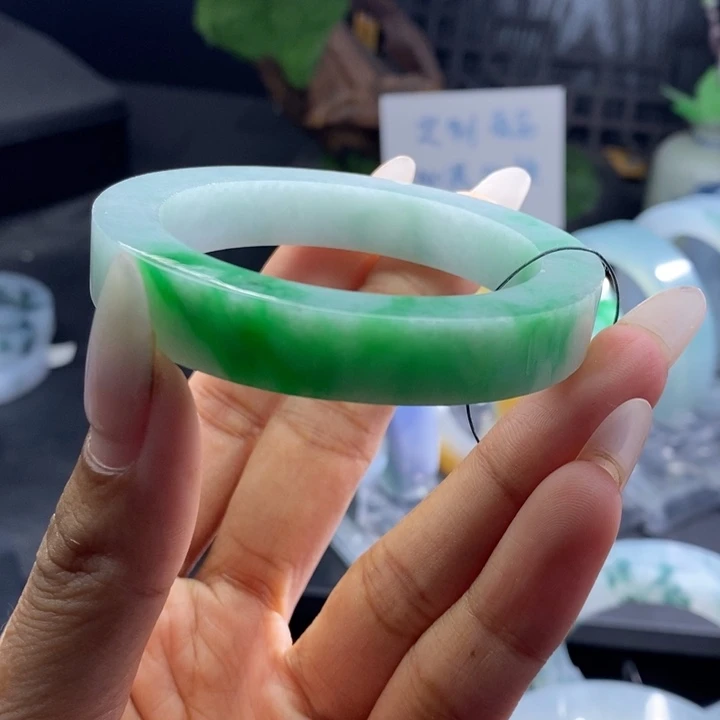 定制翡翠未镶嵌翡翠手镯