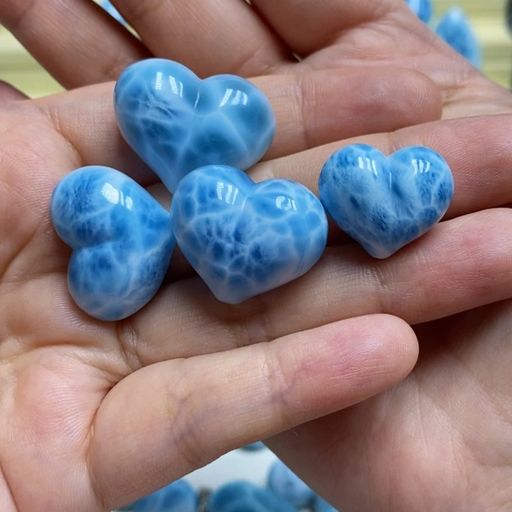未镶嵌针钠钙石（海纹石）颈饰贝****班