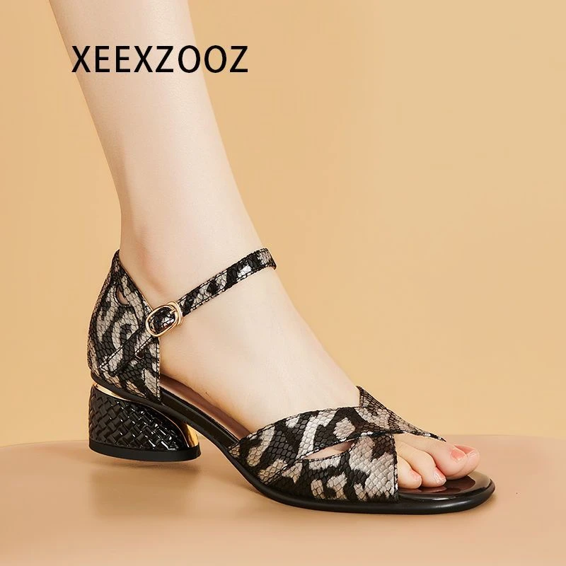 羊皮一字扣凉鞋女中跟夏季新款真皮粗跟镂空鱼嘴大码女鞋40一43