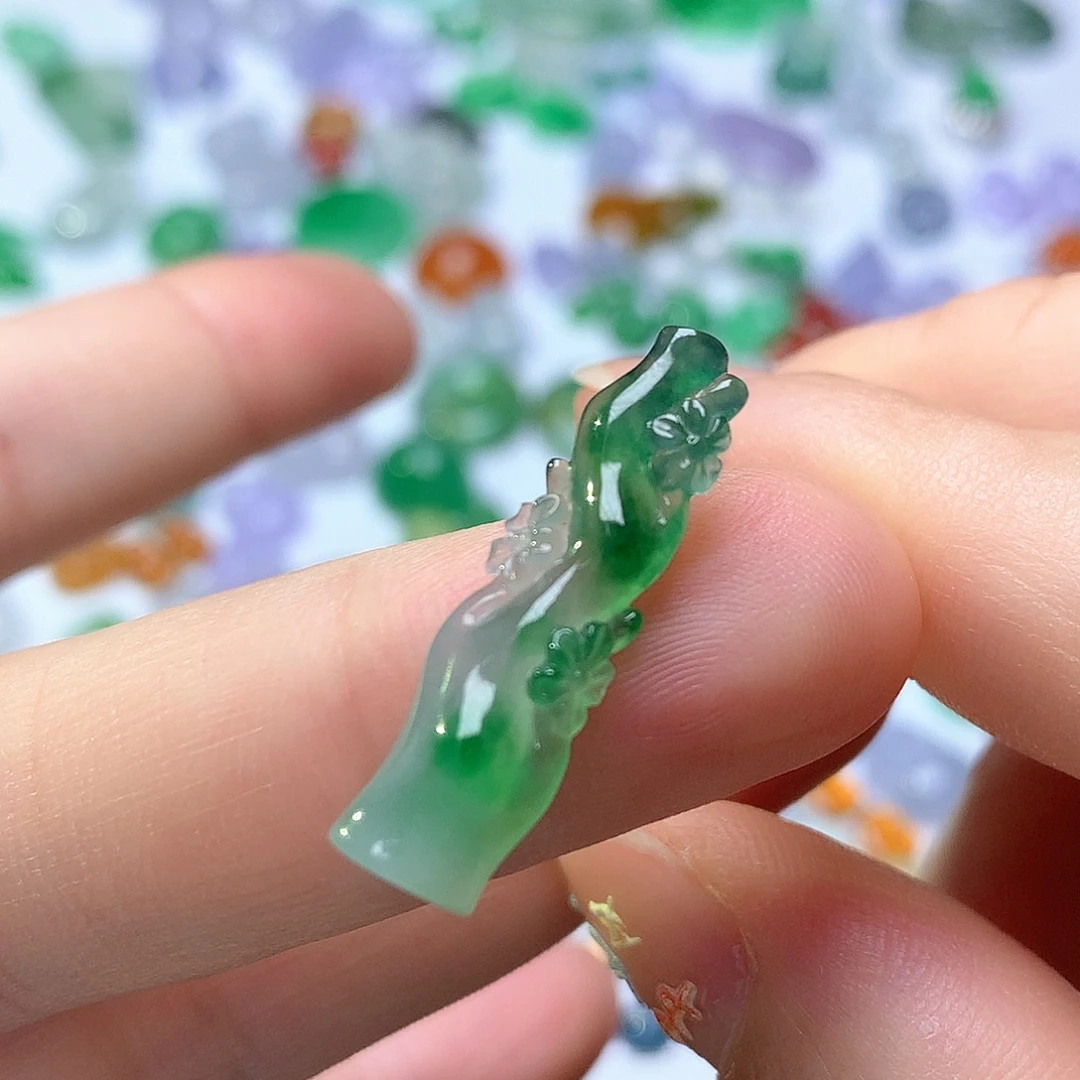 颈饰未镶嵌翡翠梅花枝