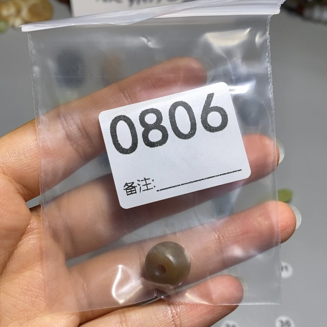 颈饰未镶嵌透闪石质玉珠*