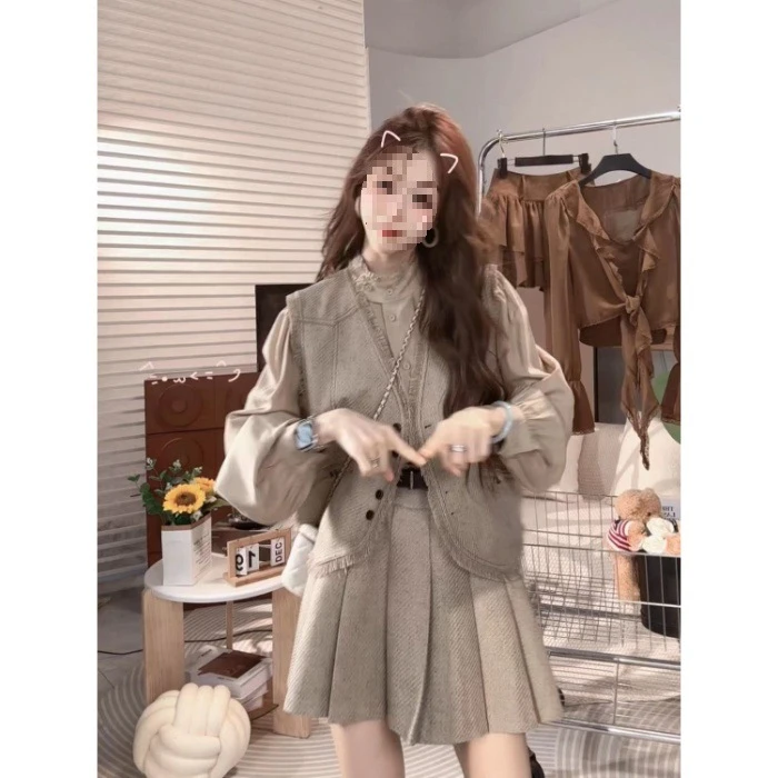 秋季新款小香风毛边马甲搭配高领衬衫百褶裙及腰带四件套装