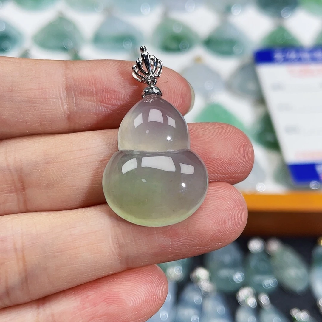 翡翠18K金镶嵌颈饰吊坠