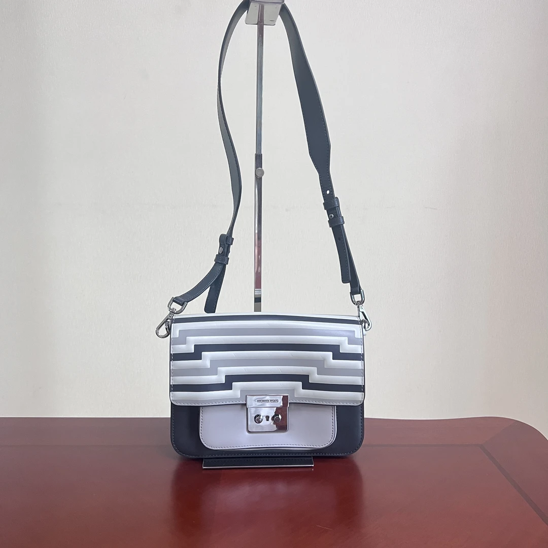 95新 MICHAEL KORS/迈克高仕 95新拼色邮差包斜挎包