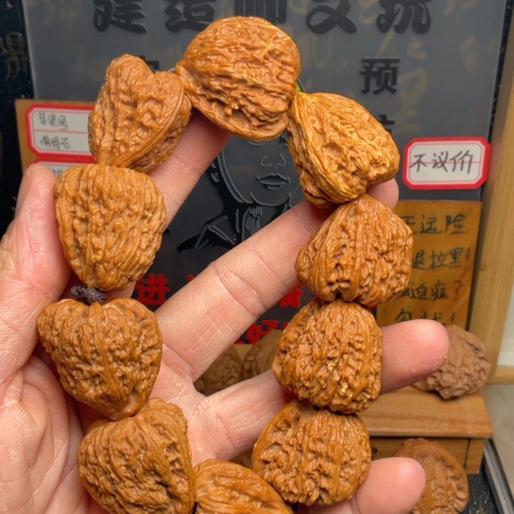 文玩核桃吊坠南疆石手持30左右有黄