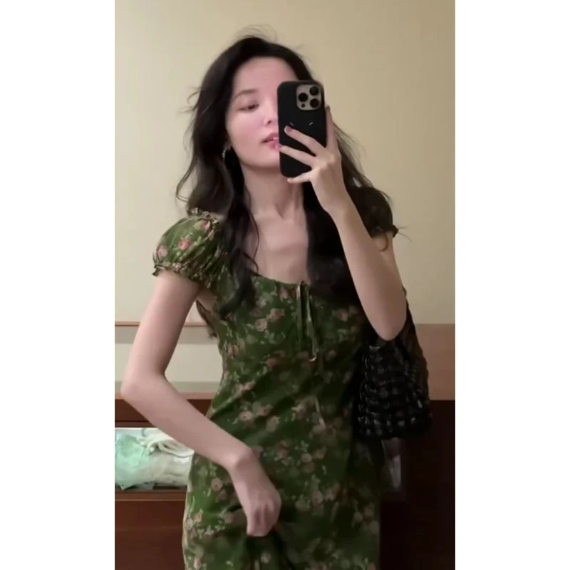 法式复古方领绿色碎花短袖连衣裙女2025夏季新款收腰显瘦气质长裙