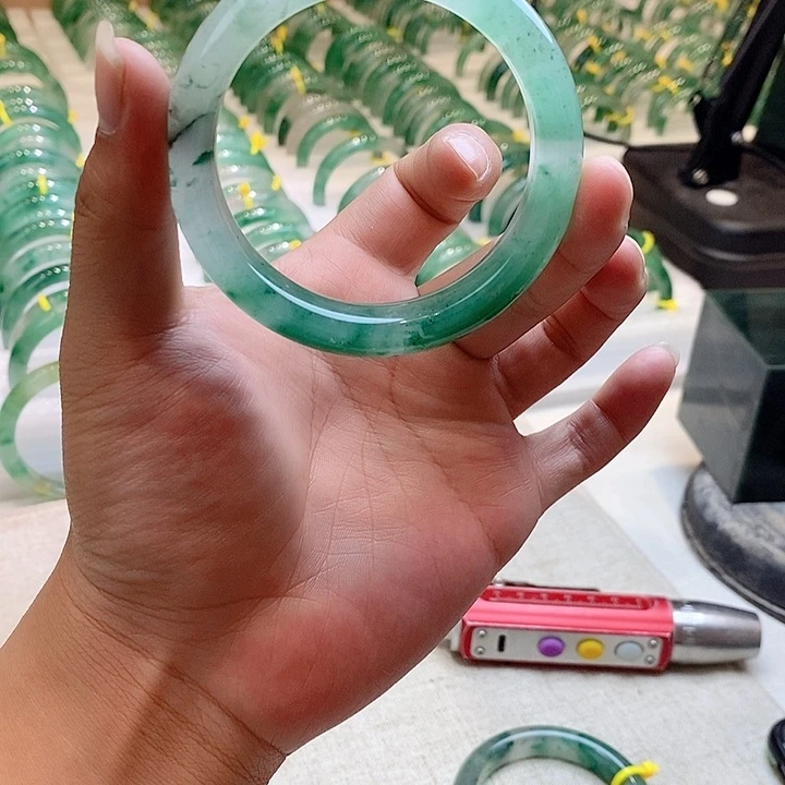 石英质玉手镯未镶嵌