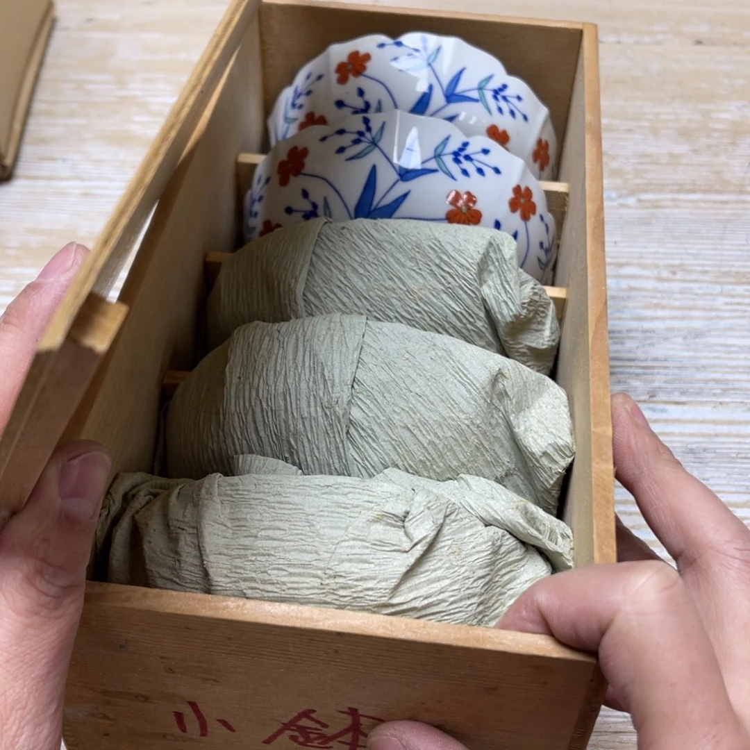 瓷片骑****i密密麻麻地排列着一个