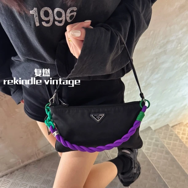 95新 Prada/普拉达 复燃精选/黑银尼龙麻将单肩腋下包