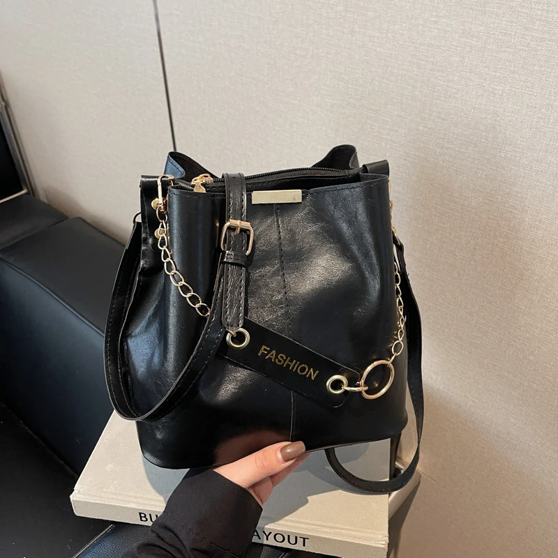 真皮质感水桶包包女款爆款2025新款大容量复古百搭时尚单肩斜跨包