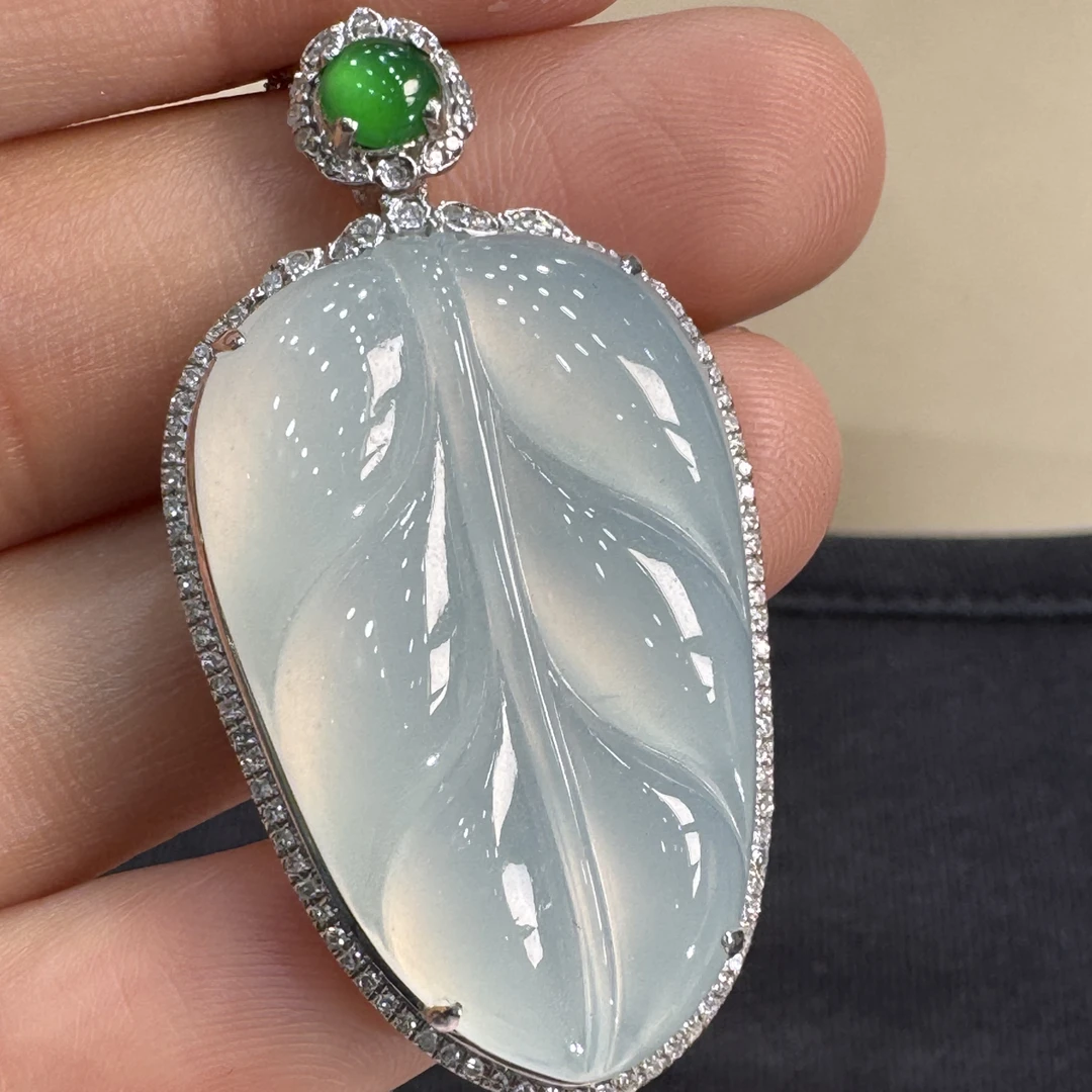 18 K金镶嵌茅台白缅甸天然翡翠树叶吊坠