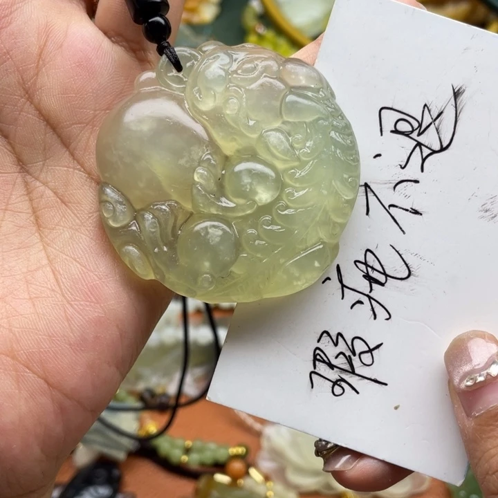 蛇纹石玉未镶嵌吊坠