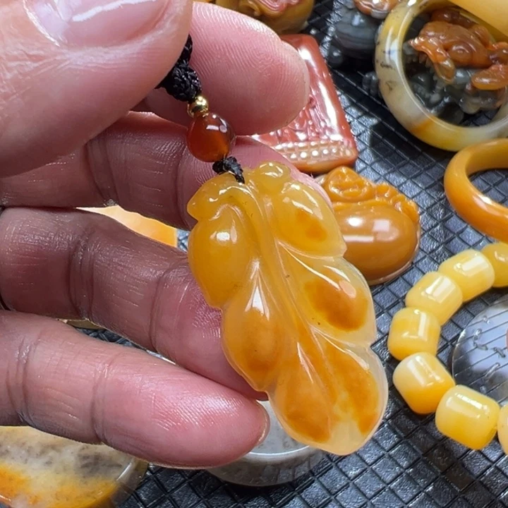石英质玉（黄龙玉）颈饰未镶嵌