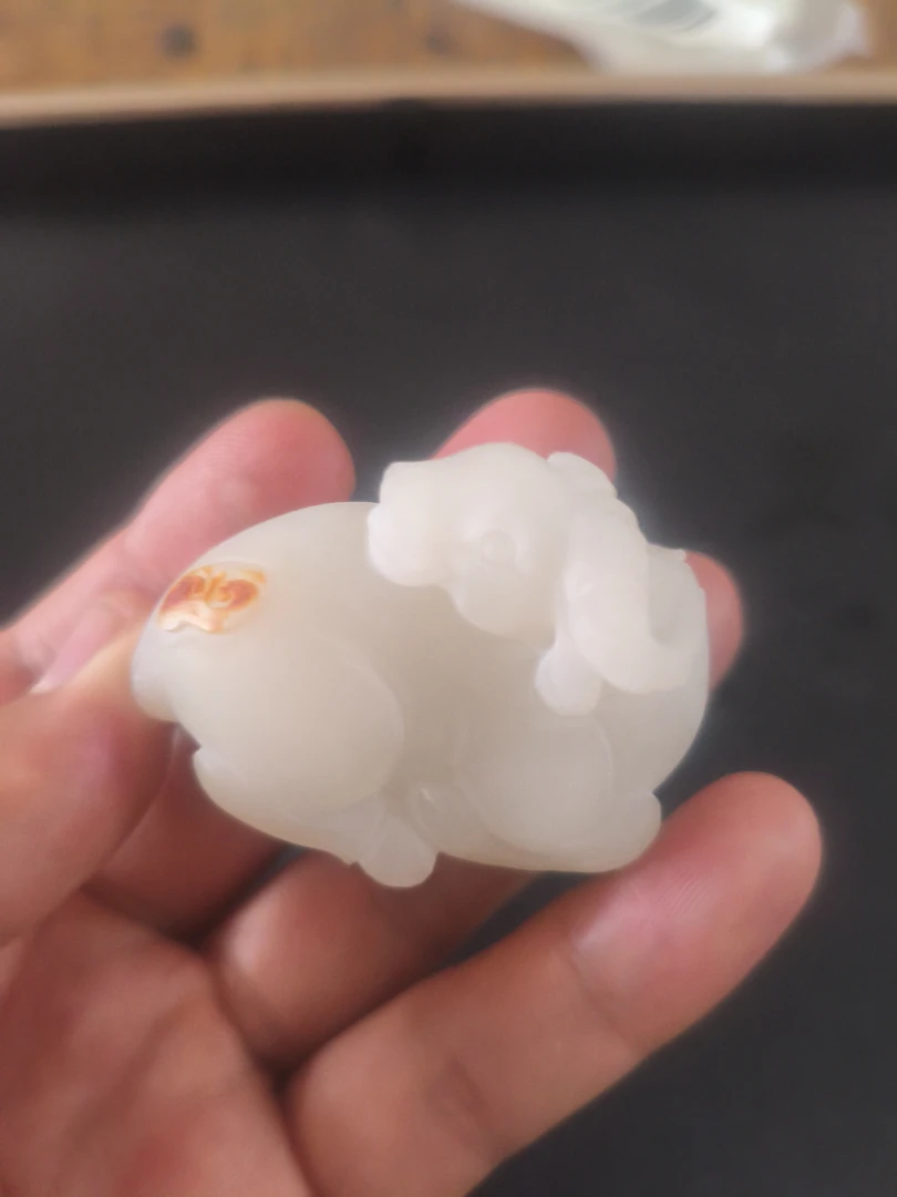 和田玉牛气冲天带小红油皮