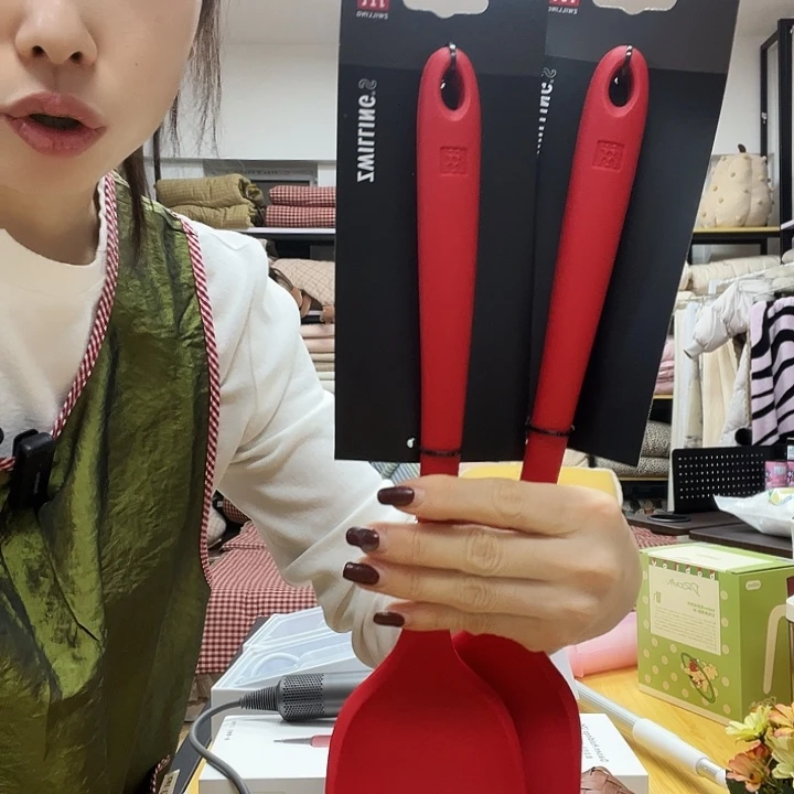 金属双立人铲子2个；dghj