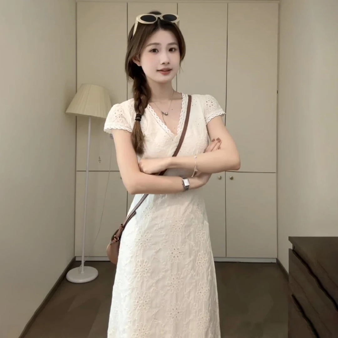 设计感白色V领法式连衣裙子女夏2025新款爆款高级感收腰温柔长裙