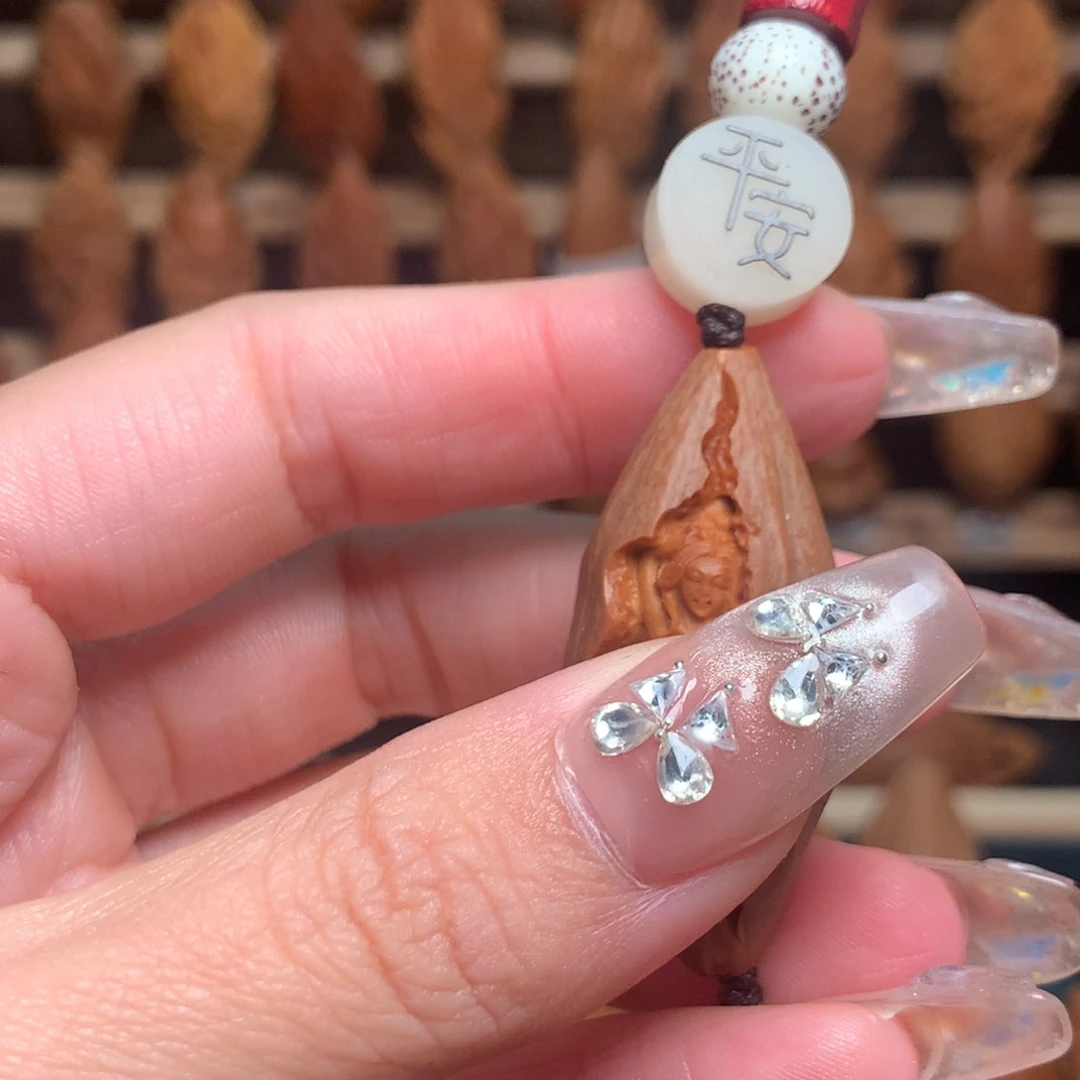 把件橄榄核包衣美女