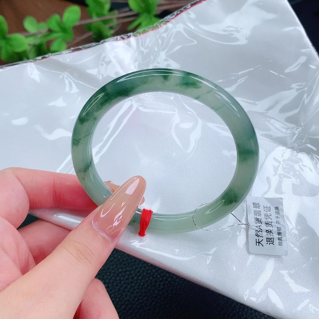 翡翠手镯未镶嵌54圈