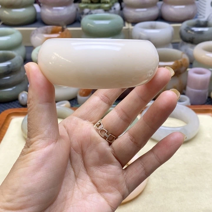 未镶嵌手镯石英岩玉