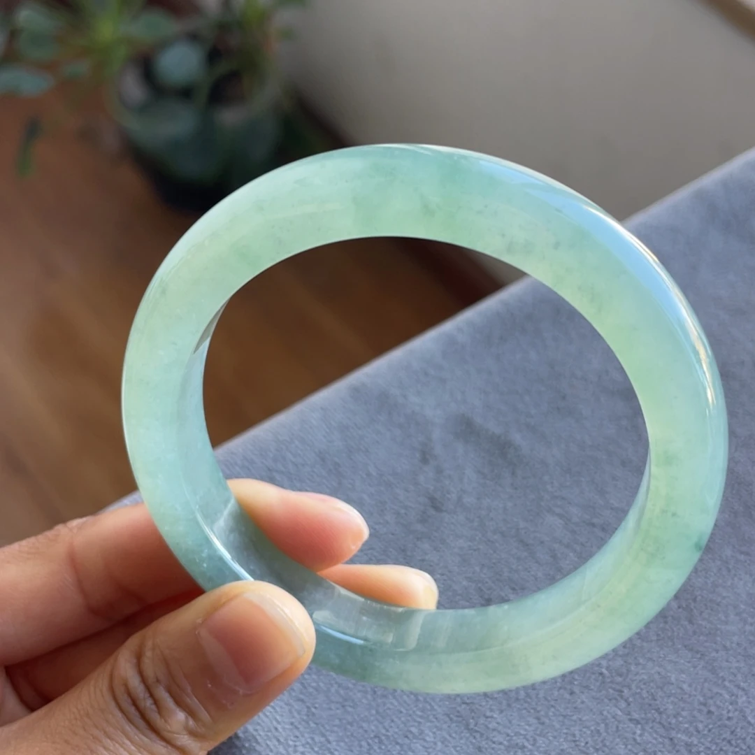 翡翠未镶嵌手镯冰湖绿