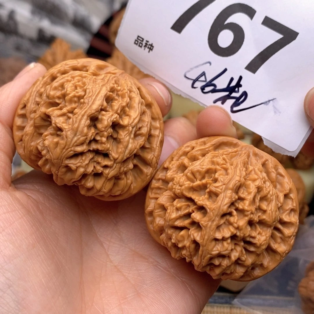 文玩核桃吊坠767号46粗筋