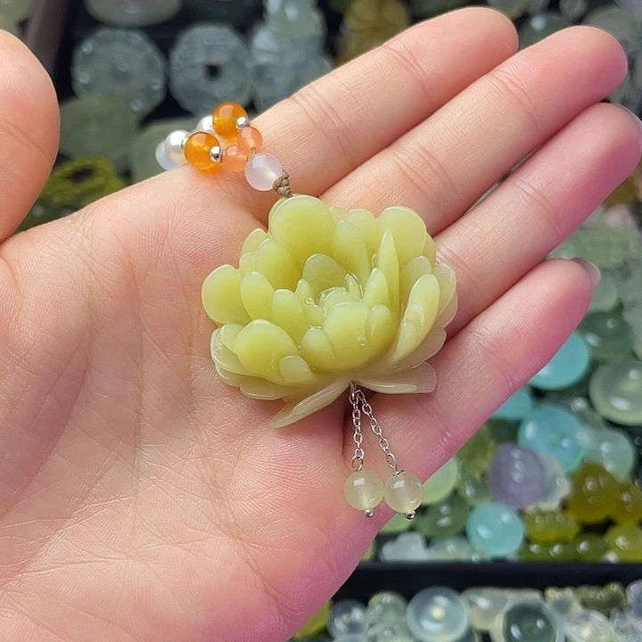 蛇纹石玉合金颈饰牡丹花