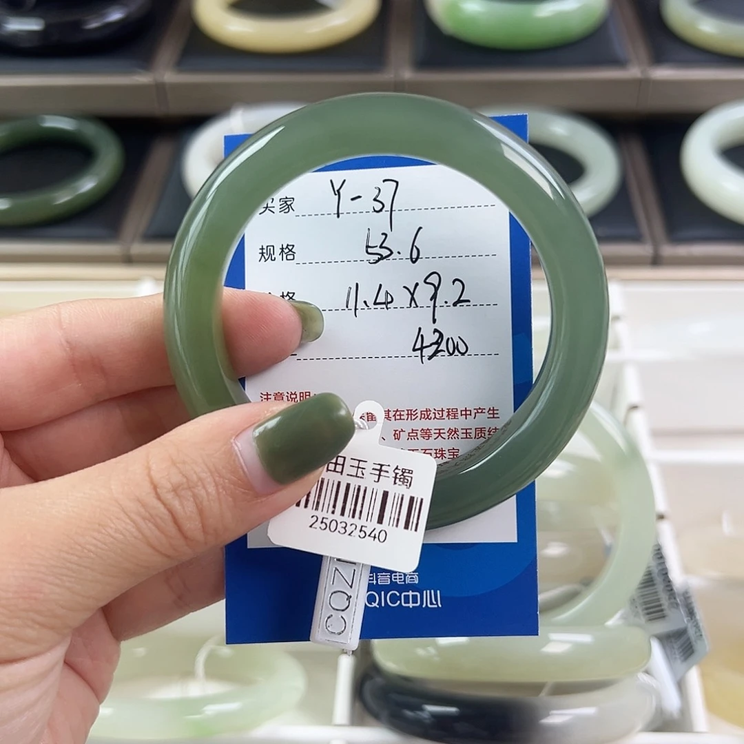 灵***溪和田玉手镯未镶嵌