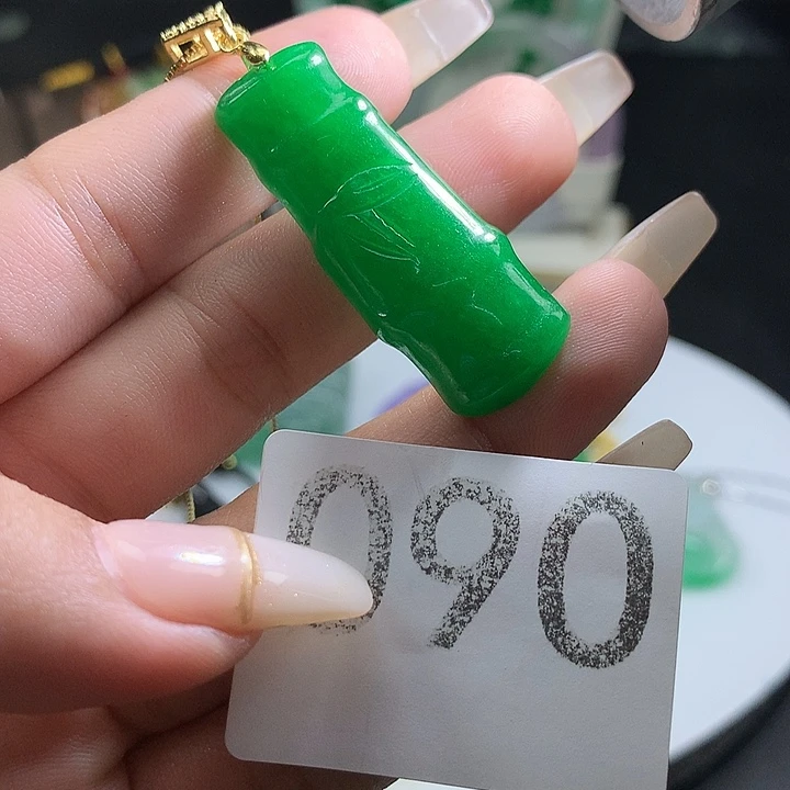 翡翠未镶嵌吊坠(赠链)翡翠