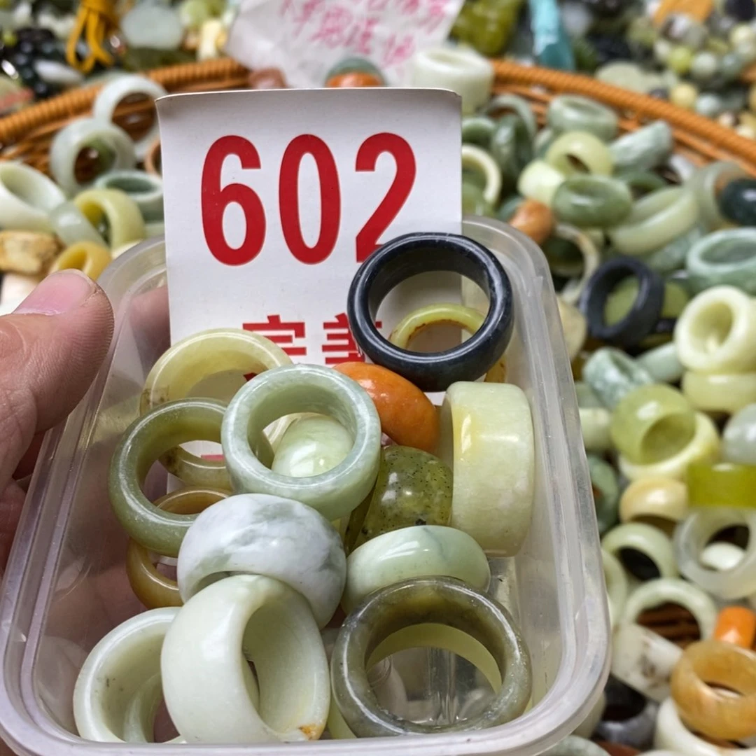 蛇纹石玉挂坠未镶嵌