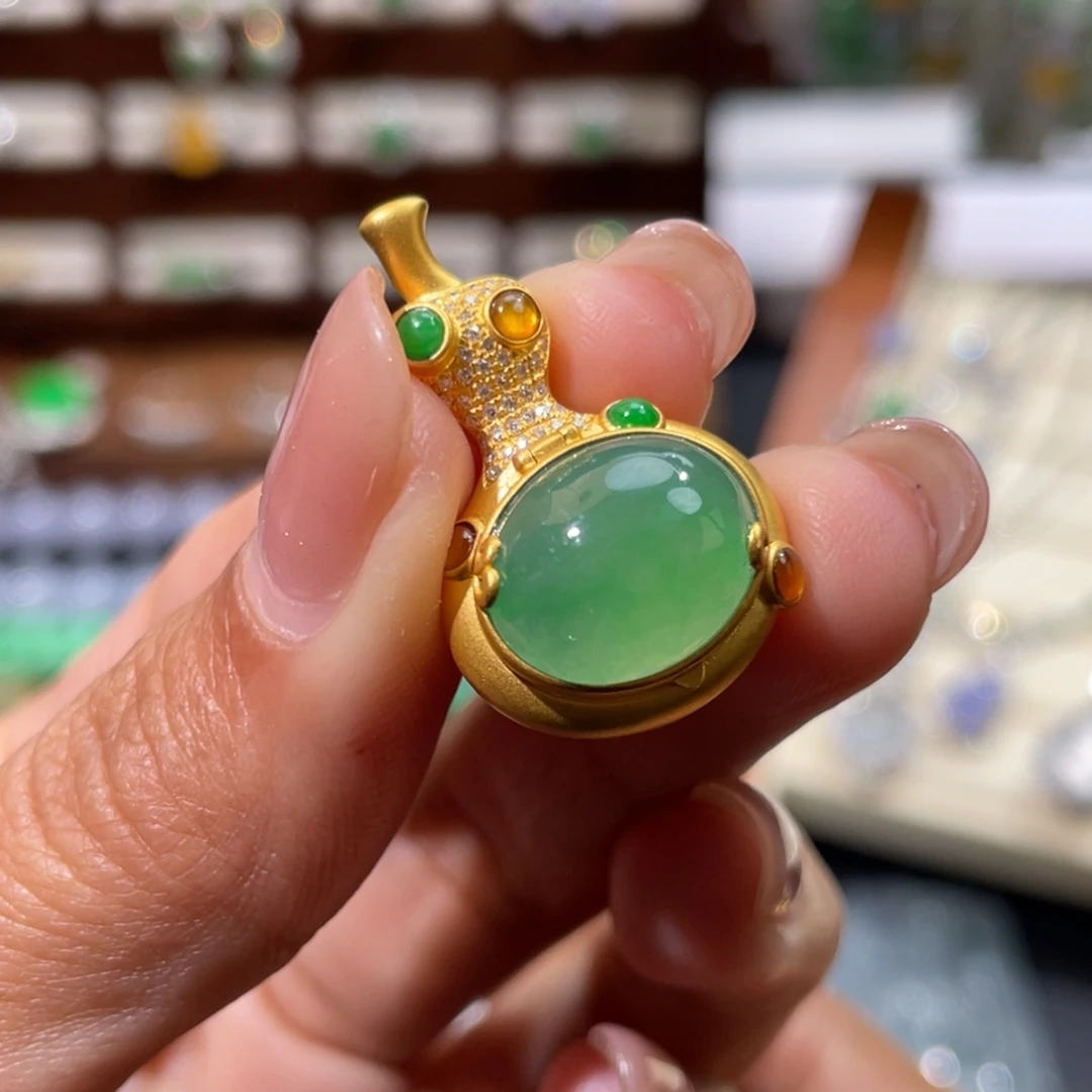 翡翠18K金镶嵌颈饰蛋面吊坠设计款