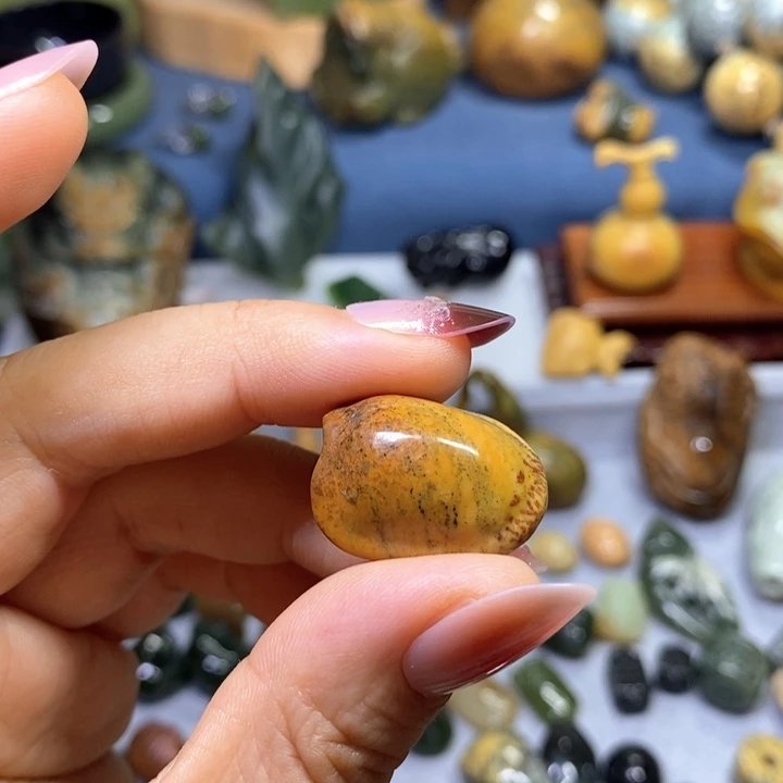 未镶嵌岫岩河磨玉（透闪石质玉）挂件