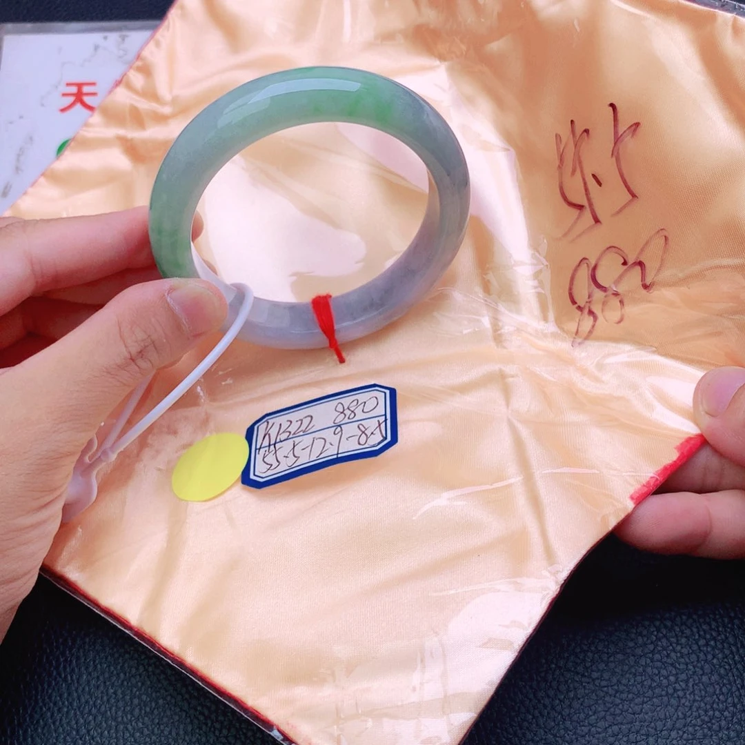 翡翠手镯未镶嵌翡翠