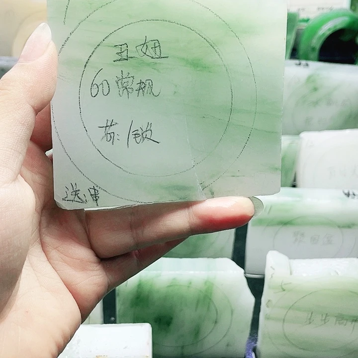 丑***妞定制石英质玉（天山翠）